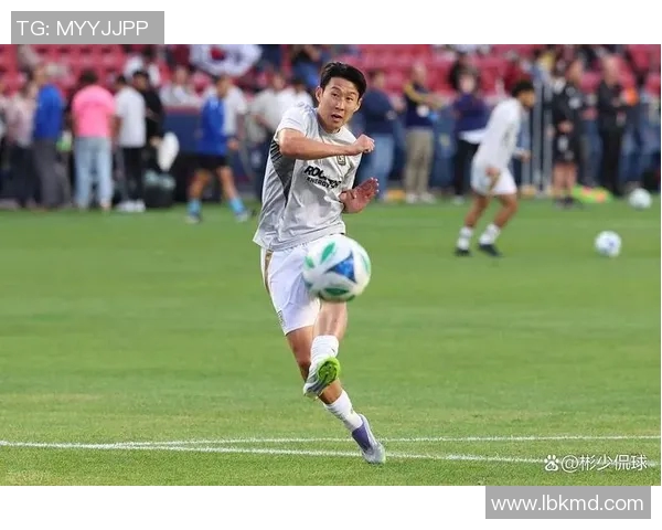 孙兴慜突破技艺与速度结合展现足球场上的绝佳表现与战术智慧